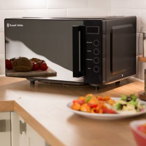 russell_hobbs_rhem1901b_19l_easi_digital_flatbed_microwave_black__0006_rhem1901b_lifestyles_highres-4