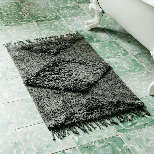 mev1008-grey-tassle-bath-mat_1_1