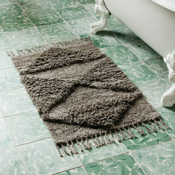 mev1009-taupe-tassle-bath-mat_1