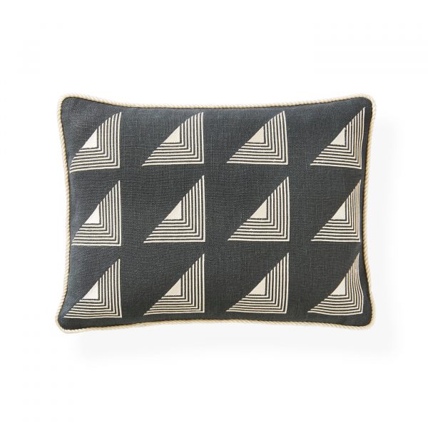 matrix_triangles_pillow_a