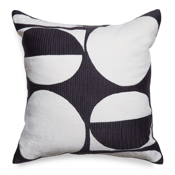 vallarius_dots_pillow_80d69272-4077-411b-8616-a59103c7cbef