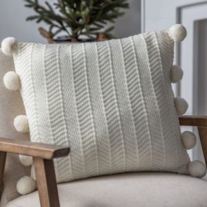 CreamPomPomCushion_2