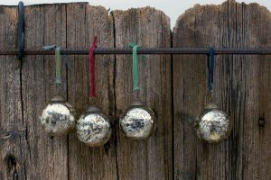 Antique-Gold-Baubles-Set-of-4-nkuku