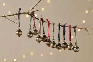 Dew-Drop-Baubles-Antique-Gold-Set-of-12-nkuku