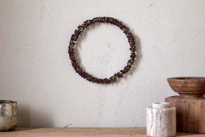 TW06-TW0601-TanuMangoWoodBeadedWreath-Brass_Ruby-nkuku-1